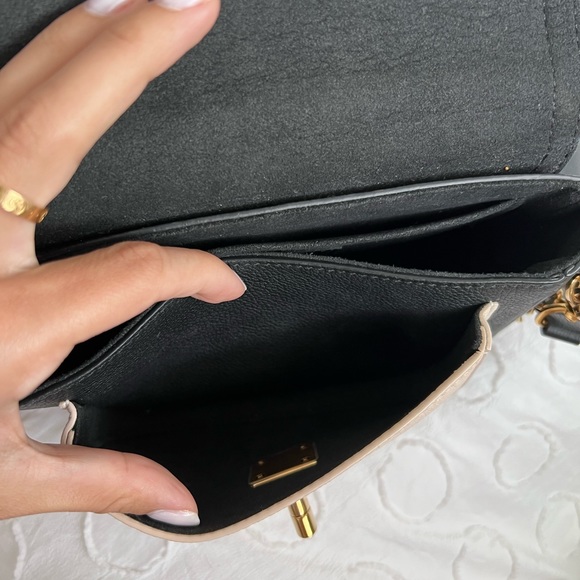 LOUIS VUITTON
Grained Calfskin Lockme Tender Black - Picture 8 of 10